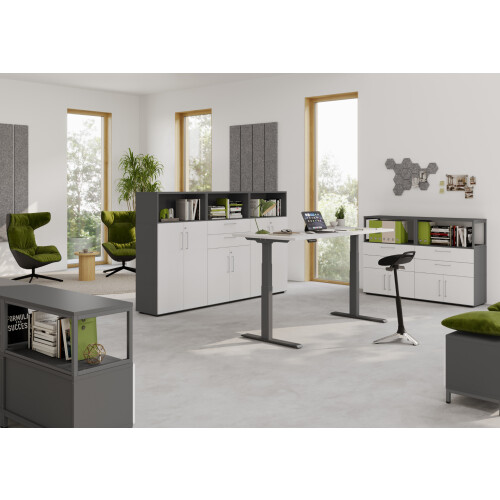 Aktenschrank Serie Klick, 4 OH, Korpus: Graphit, Front: Asteiche, Unterbau: auf Standfuß