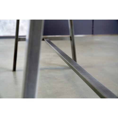 Stehtisch in zwei Ausführungen