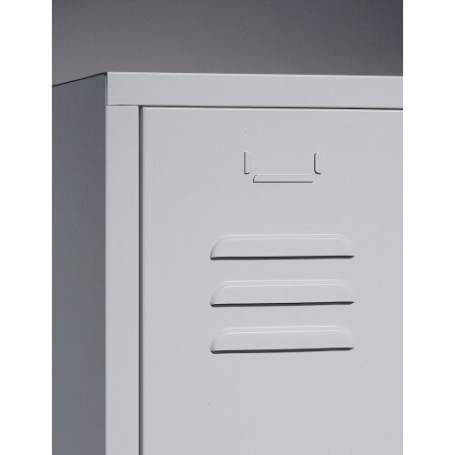 Spind Classic auf Füßen, 3 Abteile, Abteilbreite 300mm,Farbe Korpus: Schwarzgrau, Farbe Front: Verkehrsweiß