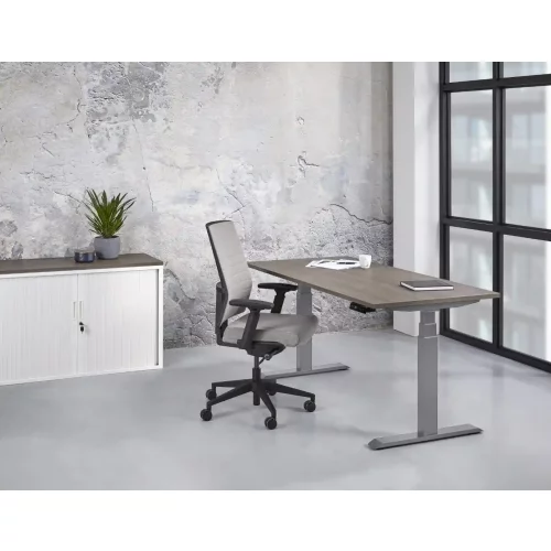 Schreibtisch elektrisch höhenverstellbar Serie EHT3, Dekor Eiche Rustikal, Gestell Silber, Maß: 65-130 h. x 80 t. x 180 br. cm